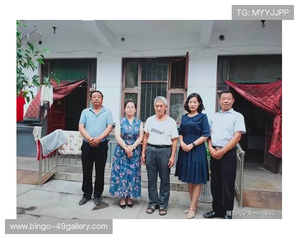 老一代足球明星全家福展现岁月流转与家庭温情的珍贵瞬间 老一代足球明星全家福展现岁月流转与家庭温情的珍贵瞬间