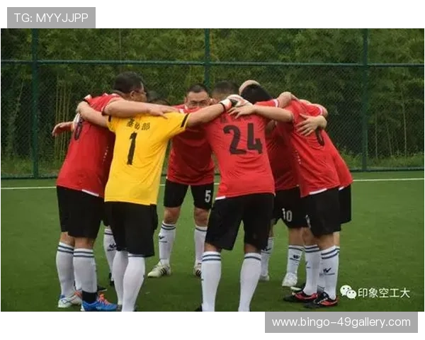 足球巨星合影共谱绿茵传奇精彩瞬间展现球场无敌风采